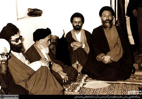 عکس امام خمینی امام خامنه ای و شهید بهشتی در یک جلسه