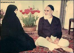 عکس جالب نگاه عاشقانه امام خمینی (ره) به همسرش