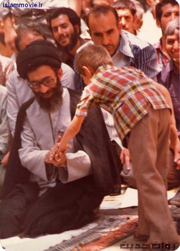 عکس قدیمی از امام خامنه ای و کودک - نماز قبول باشه